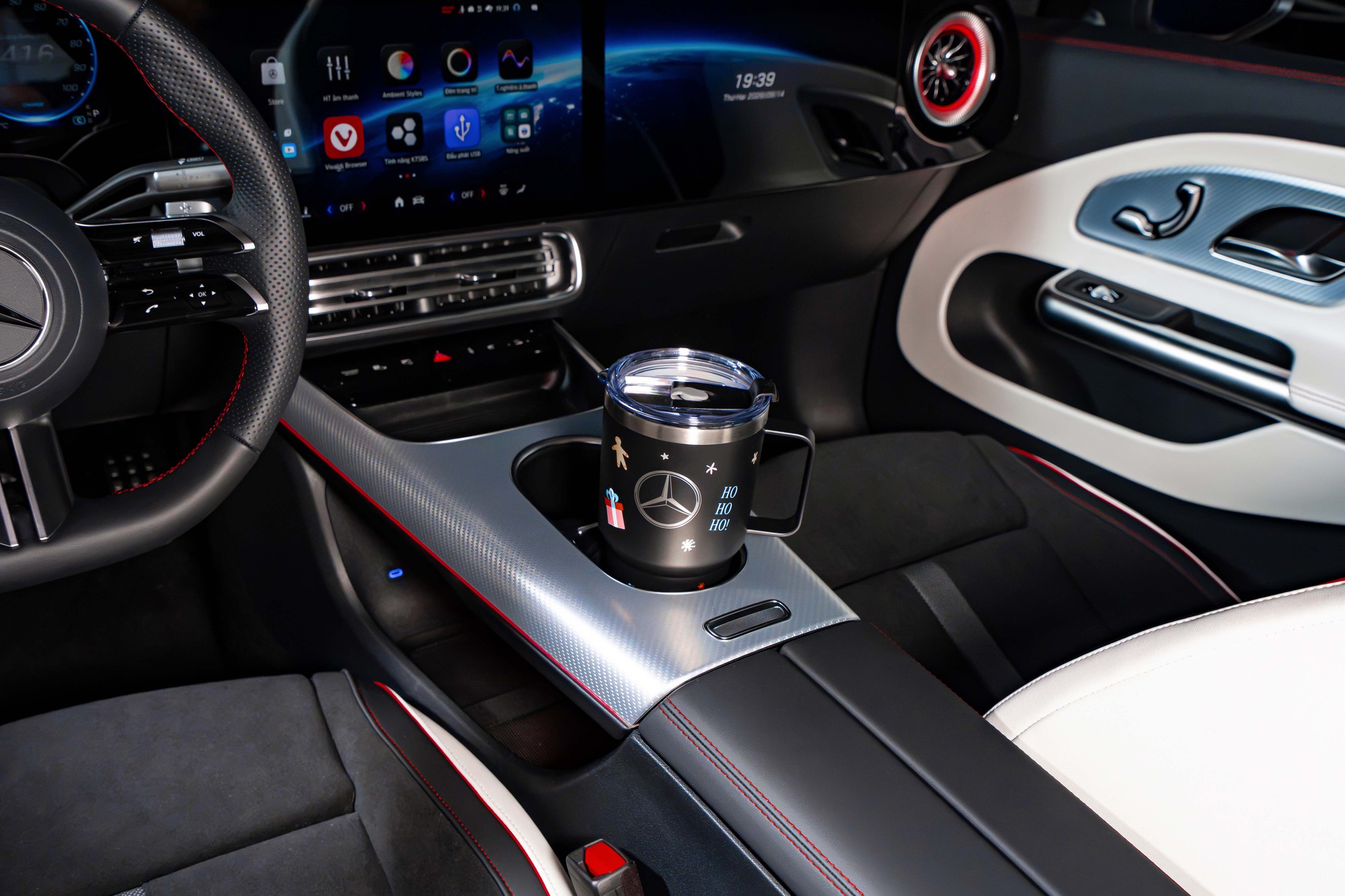 Mercedes-Benz CLA 200 chốt gi&aacute; 1,59 tỷ: Đi gần 550km/sạc, nội thất 3 m&agrave;n h&igrave;nh, c&oacute; thể d&ugrave;ng tay cầm Playstation để chơi game - Ảnh 18.