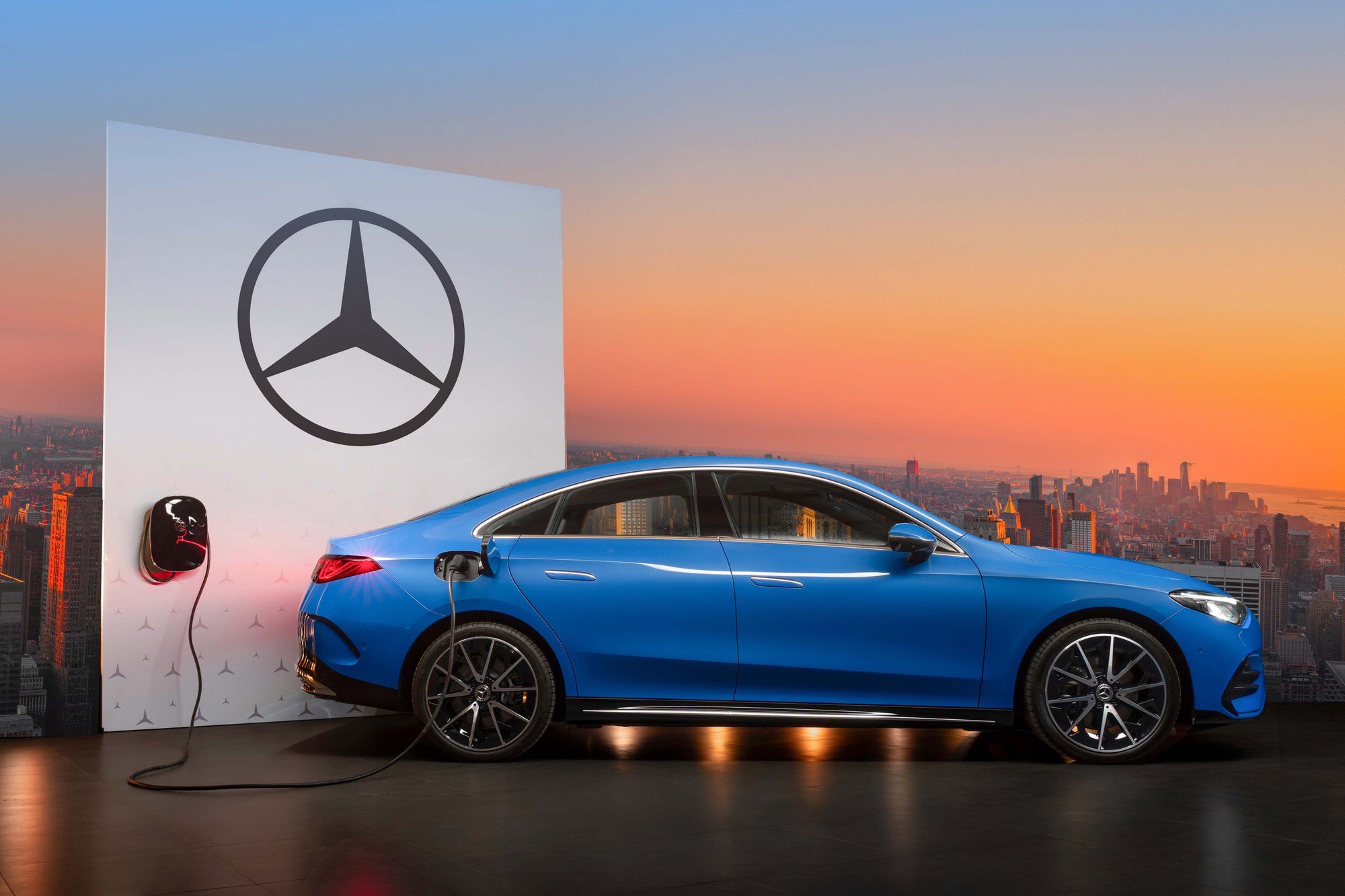 Mercedes-Benz CLA 200 chốt gi&aacute; 1,59 tỷ: Đi gần 550km/sạc, nội thất 3 m&agrave;n h&igrave;nh, c&oacute; thể d&ugrave;ng tay cầm Playstation để chơi game - Ảnh 7.