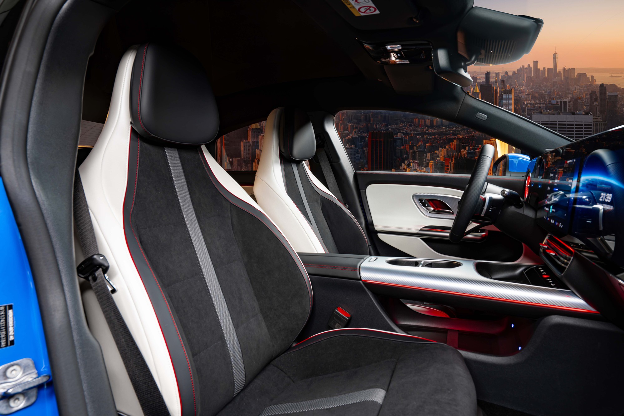Mercedes-Benz CLA 200 chốt gi&aacute; 1,59 tỷ: Đi gần 550km/sạc, nội thất 3 m&agrave;n h&igrave;nh, c&oacute; thể d&ugrave;ng tay cầm Playstation để chơi game - Ảnh 20.