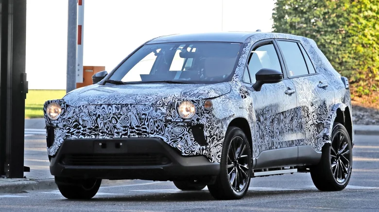 Toyota thử nghiệm SUV điện mới dưới lớp vỏ Corolla Cross, nhiều điểm đặc biệt lần đầu xuất hiện - Ảnh 1.