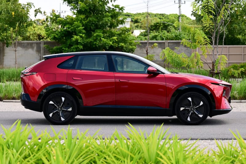 Mazda CX-6e ra mắt gần Việt Nam: Gi&aacute; quy đổi từ 963 triệu đồng, lớn hơn CX-5, d&aacute;ng coupe s&agrave;nh điệu, chạy 555km/sạc - Ảnh 2.