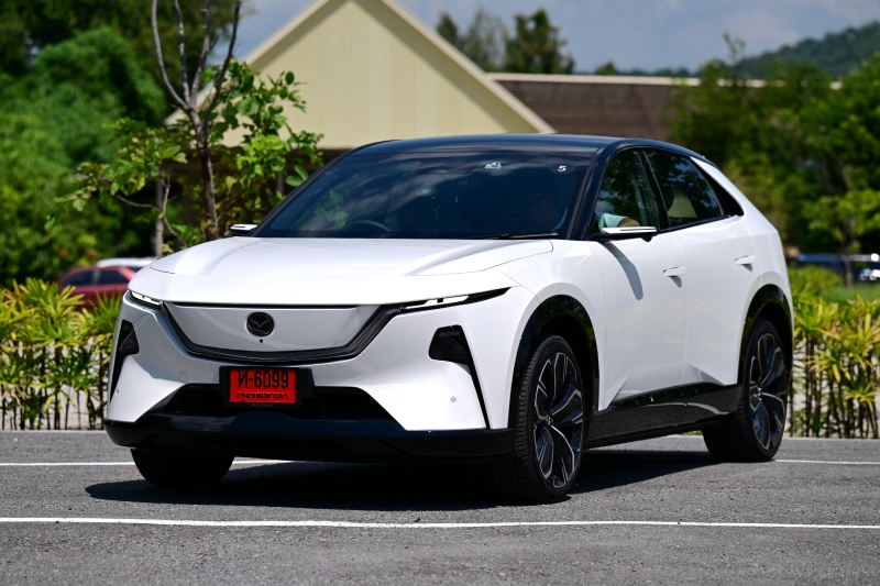 Mazda CX-6e ra mắt gần Việt Nam: Gi&aacute; quy đổi từ 963 triệu đồng, lớn hơn CX-5, d&aacute;ng coupe s&agrave;nh điệu, chạy 555km/sạc - Ảnh 1.