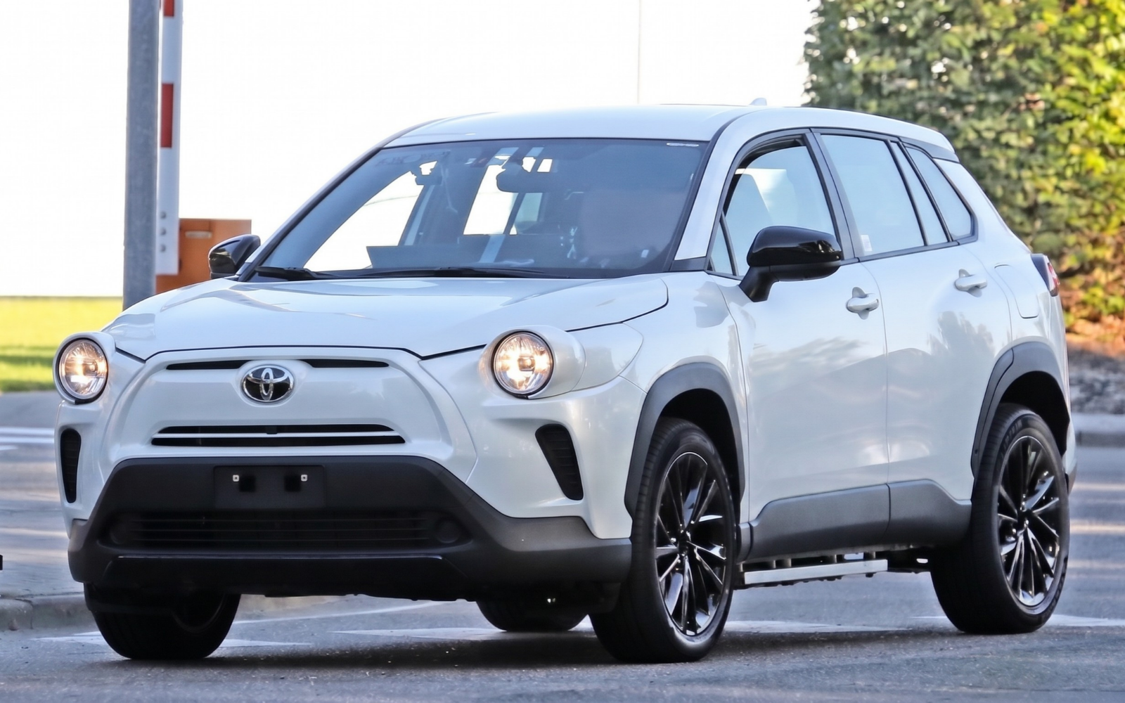 Toyota thử nghiệm SUV điện mới dưới lớp vỏ Corolla Cross, nhiều điểm đặc biệt lần đầu xuất hiện - Ảnh 3.