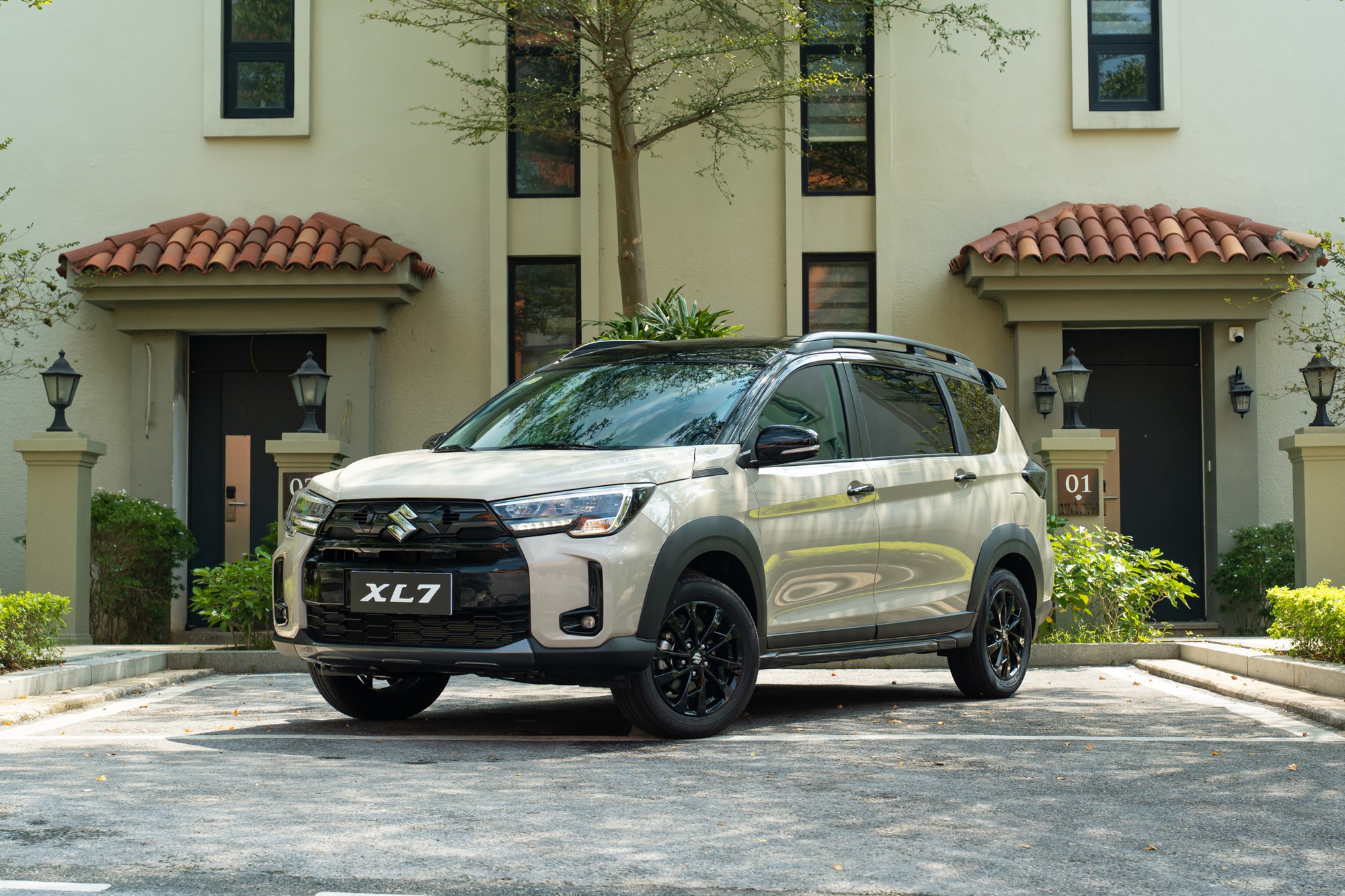 Suzuki XL7 2026 ra mắt Việt Nam: Gi&aacute; từ gần 570 triệu đồng, thiết kế tinh chỉnh bắt mắt hơn, th&ecirc;m bản 'base' mới rẻ hơn cạnh tranh Xpander - Ảnh 1.