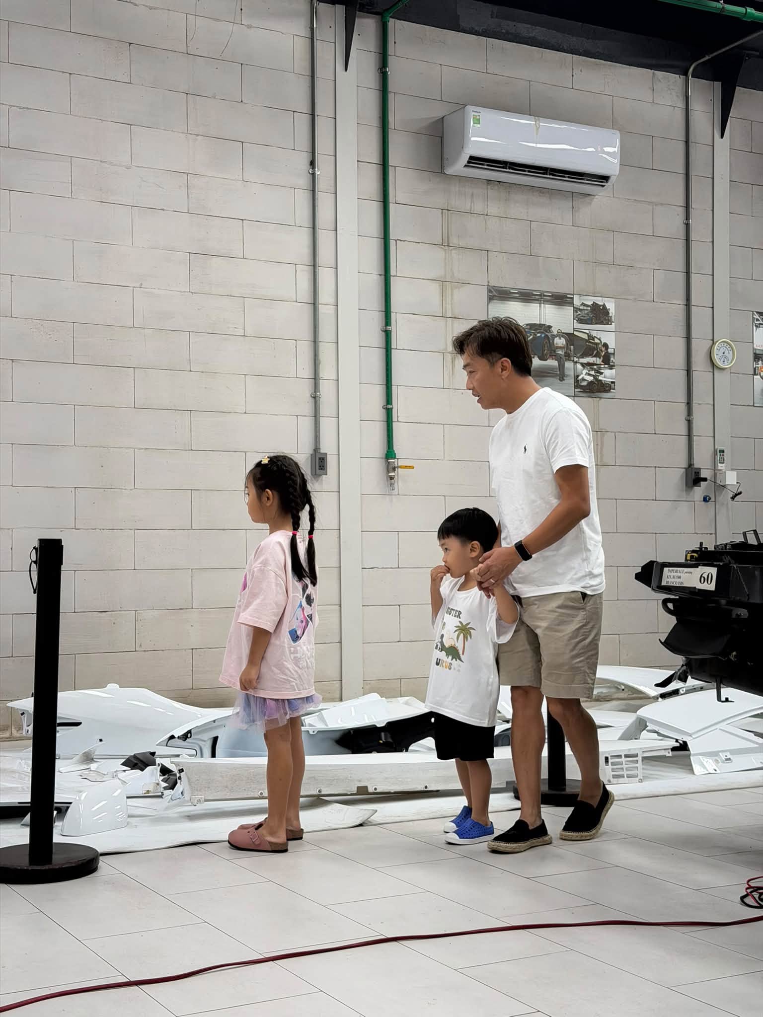 Đ&agrave;m Thu Trang bận đi sắm đồ nội thất, Cường Đ&ocirc; La tr&ocirc;ng con đ&uacute;ng chuẩn nh&agrave; gi&agrave;u, đưa con đi ngắm si&ecirc;u xe mới chịu- Ảnh 2.