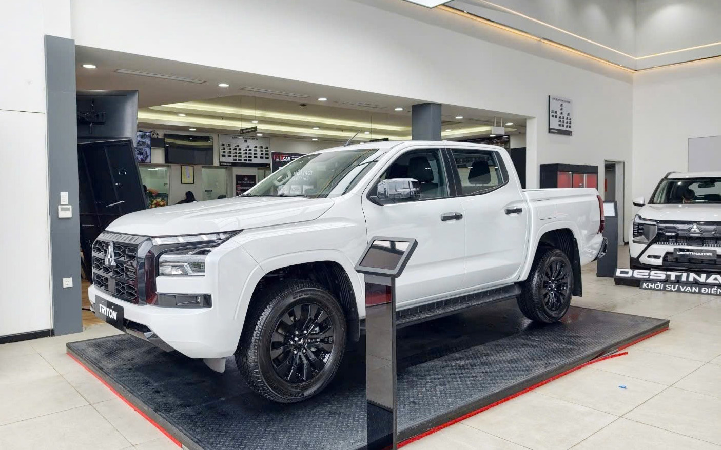Mitsubishi Triton vẫn khuyến mại mạnh tay sau th&aacute;ng l&ecirc;n top doanh số ph&acirc;n kh&uacute;c: Giảm lăn b&aacute;nh tới 56 triệu đồng, bản mới ra mắt cũng kh&ocirc;ng ngoại lệ - Ảnh 1.