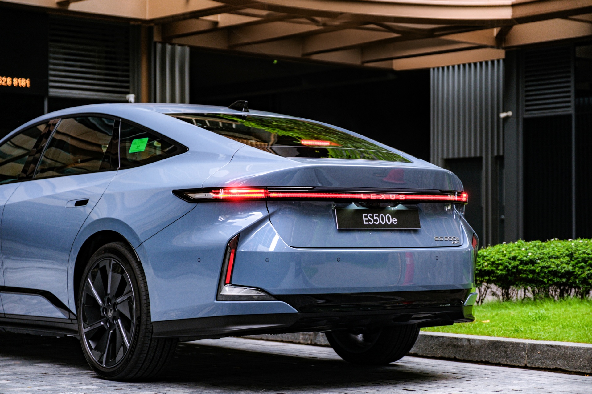 Lexus ES 2026 ra mắt Việt Nam: Giá từ 2,34 tỷ đồng, lần đầu có cả hybrid và điện