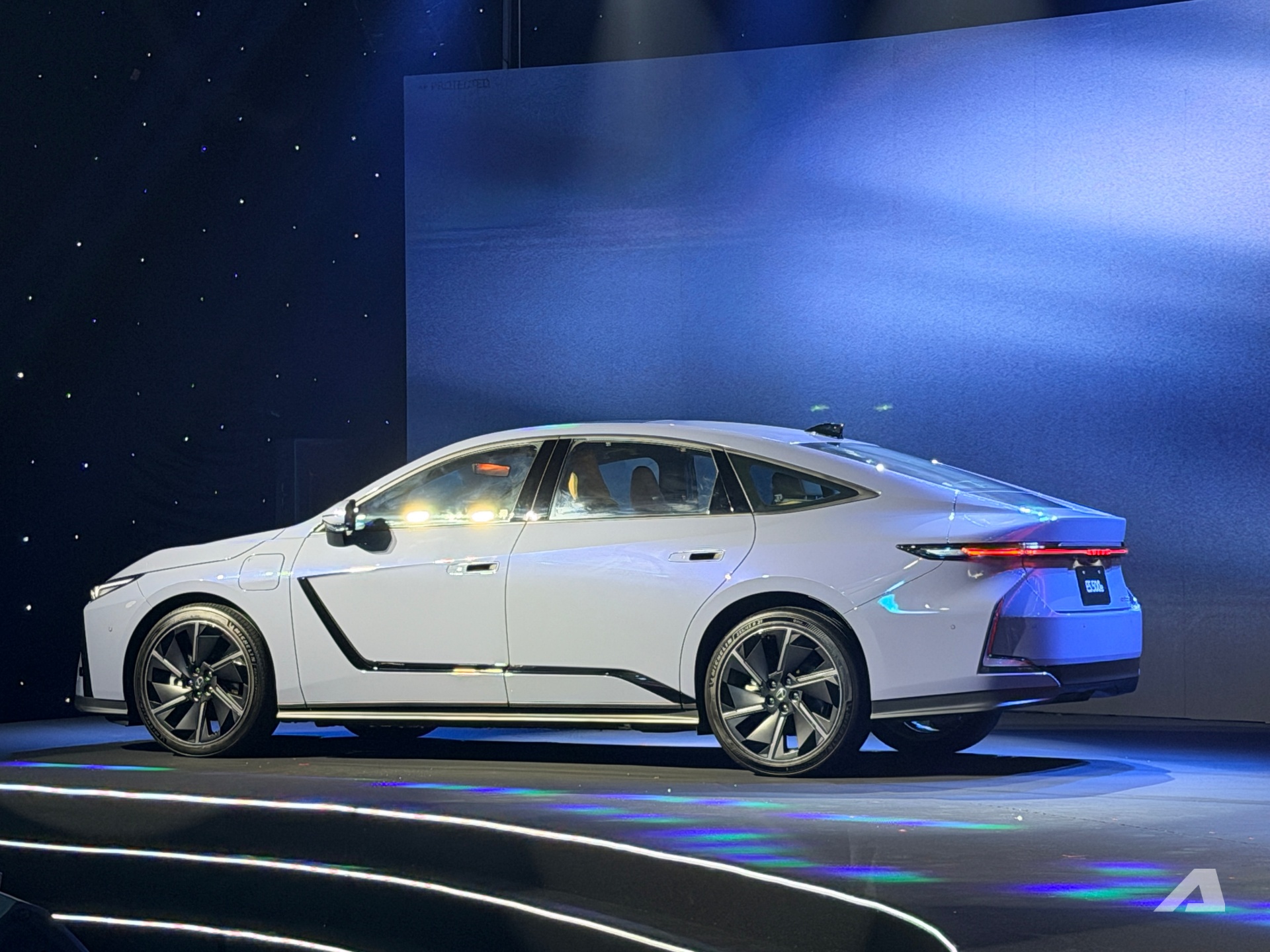 Lexus ES 2026 ra mắt Việt Nam: Giá từ 2,34 tỷ đồng, lần đầu có cả hybrid và điện