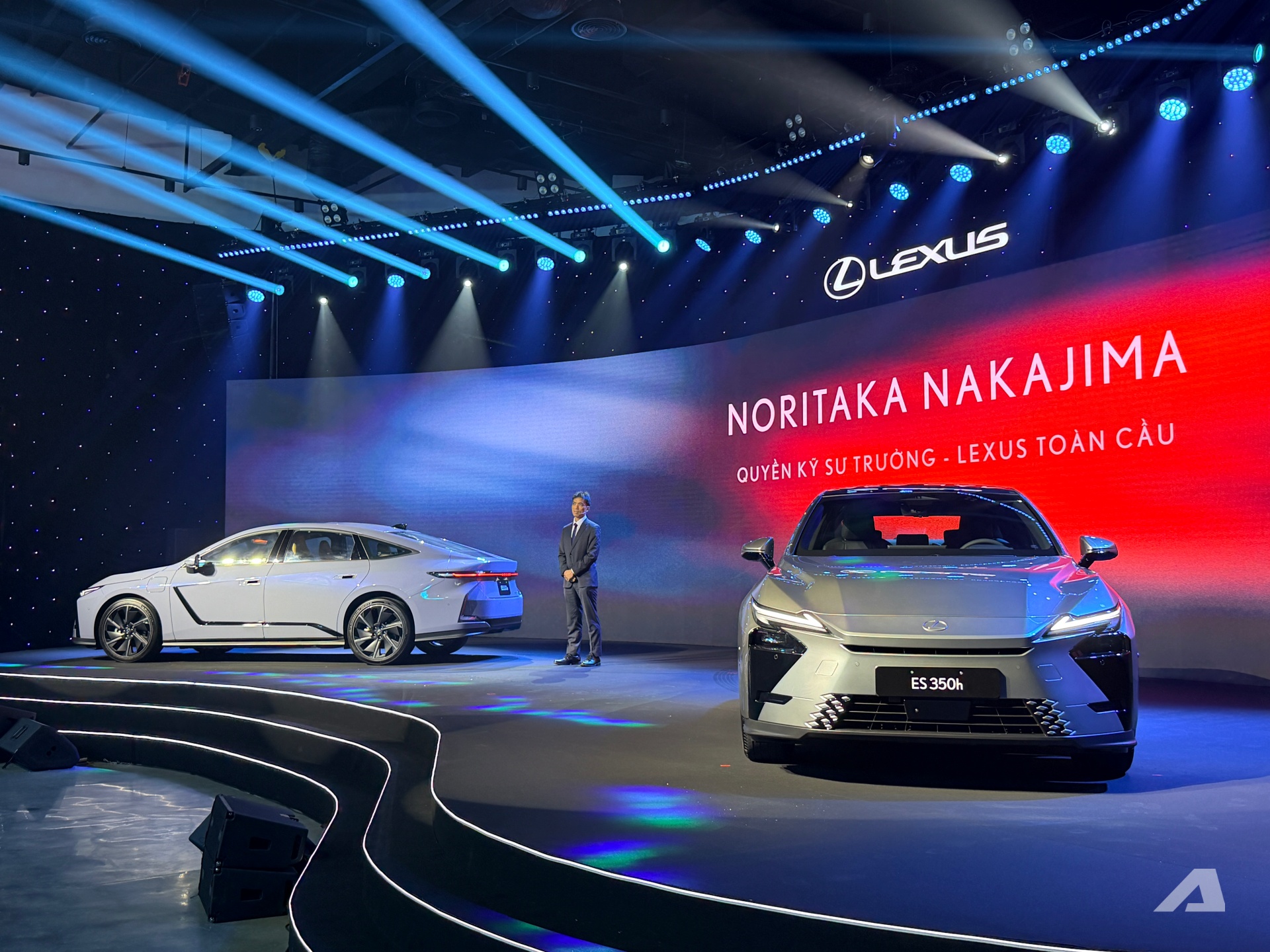 Lexus ES 2026 ra mắt Việt Nam: Gi&aacute; từ 2,34 tỷ đồng, lần đầu c&oacute; cả hybrid v&agrave; điện, ADAS n&acirc;ng cấp, k&iacute;ch thước lớn hơn cả E-Class, 5 Series - Ảnh 1.