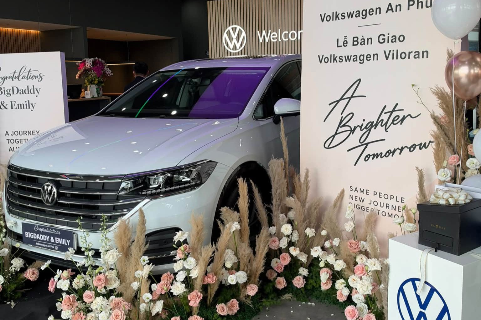 Chia tay Mercedes-Benz GLC, BigDaddy c&ugrave;ng vợ Emily tậu Volkswagen Viloran gi&aacute; hơn 2 tỷ đồng - Ảnh 1.
