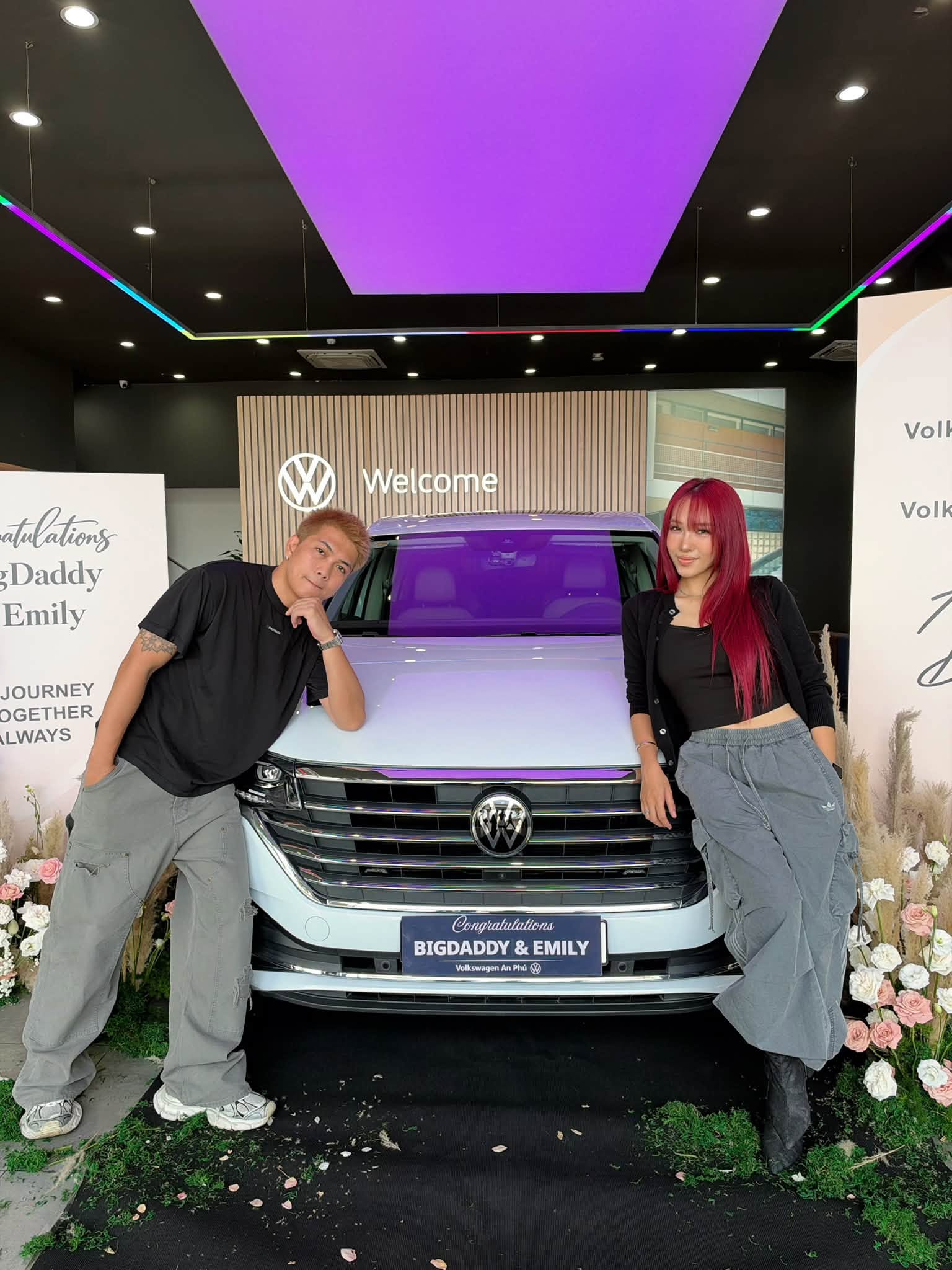 Chia tay Mercedes-Benz GLC, BigDaddy c&ugrave;ng vợ Emily tậu Volkswagen Viloran gi&aacute; hơn 2 tỷ đồng - Ảnh 2.