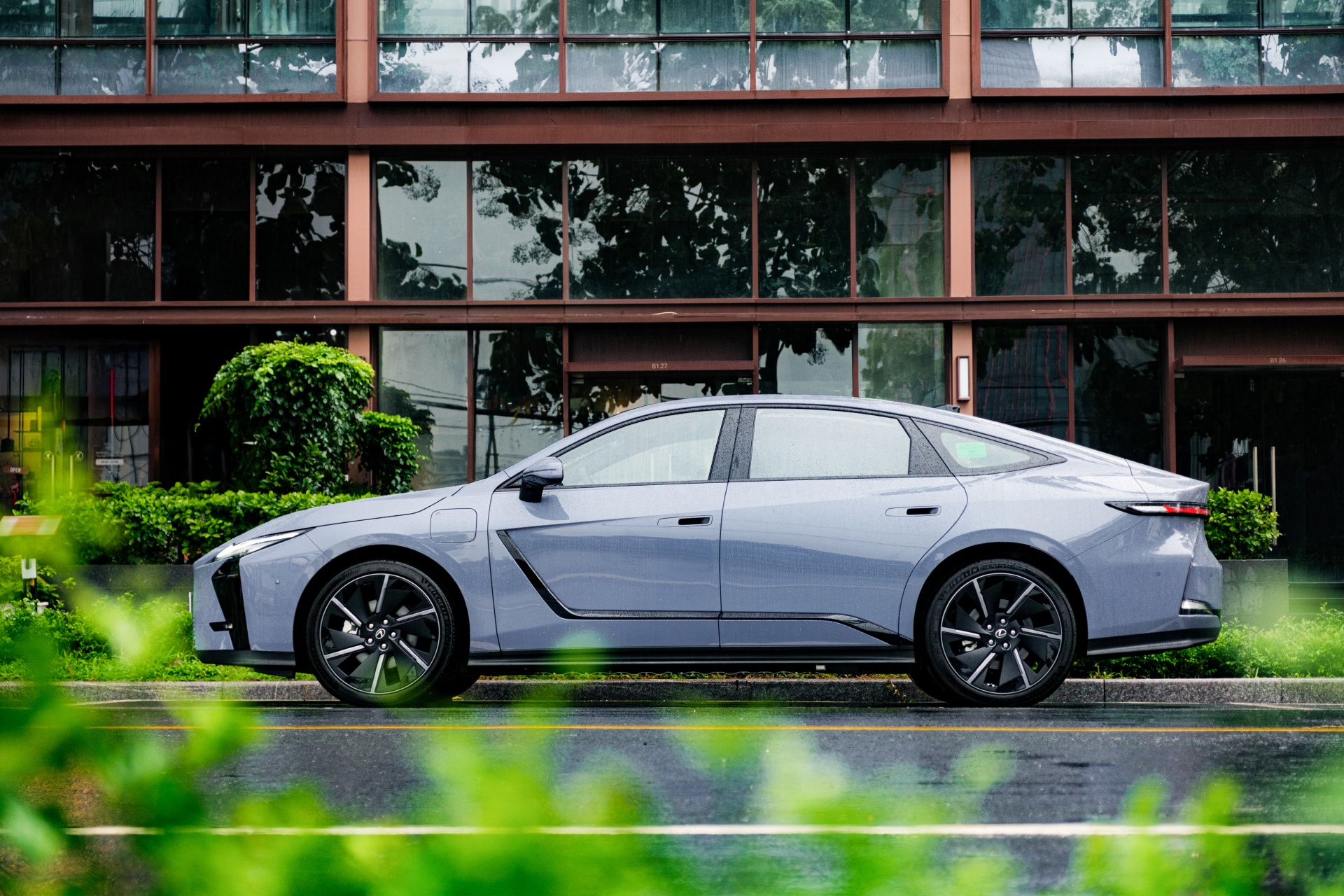 Ch&ecirc;nh đến 600 triệu, Lexus ES bản rẻ v&agrave; đắt nhất kh&aacute;c nhau cỡ n&agrave;o: Động cơ thay đổi lớn, tiện nghi nội thất kh&oacute; nh&igrave;n ra - Ảnh 7.