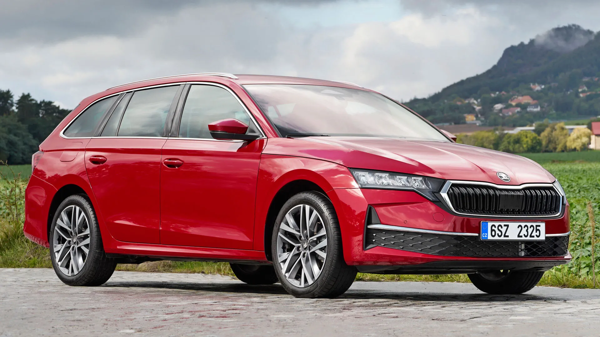 Skoda Octavia có bản hybrid 'full': Chạy thuần điện được ... 2 km, đi dưới 60 km/h vận hành như VF Wild - Ảnh 1.