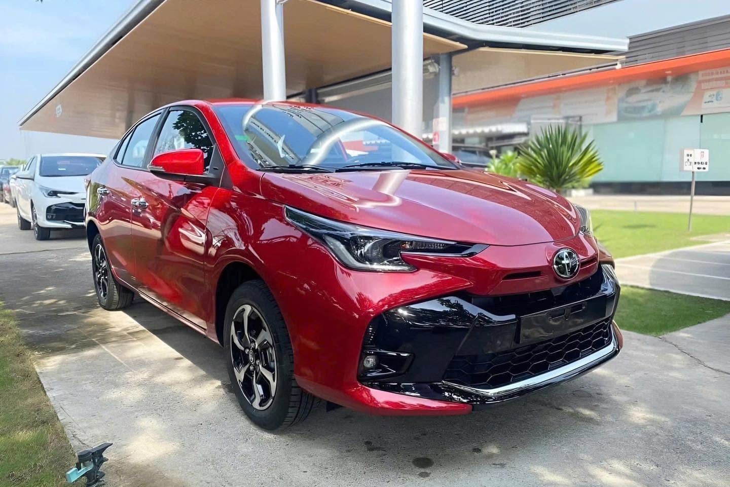 Toyota bán chạy gần gấp rưỡi tại Việt Nam sau tháng ngâu: Yaris Cross có doanh số ‘khủng’ nhất, Hilux dần mất phong độ - Ảnh 2.