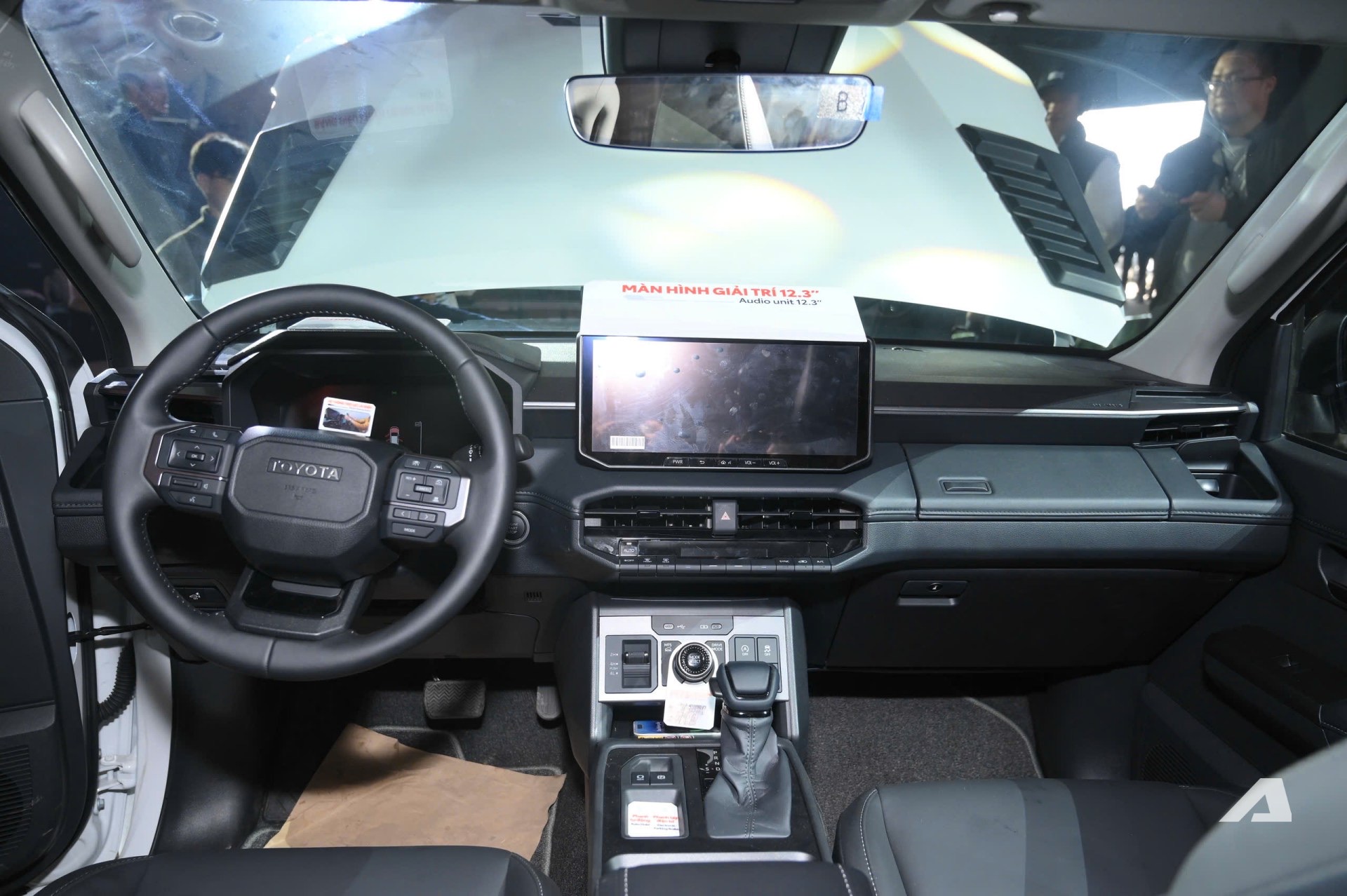 Thị trường ô tô Việt Nam 'mở bát' bằng loạt xe mới: Phần lớn ở phân khúc phổ thông, 2 xe điện giá chỉ hơn 300 triệu đồng- Ảnh 3. Thị trường ô tô Việt Nam 'mở bát' bằng loạt xe mới: Phần lớn ở phân khúc phổ thông, 2 xe điện giá chỉ hơn 300 triệu đồng- Ảnh 3.