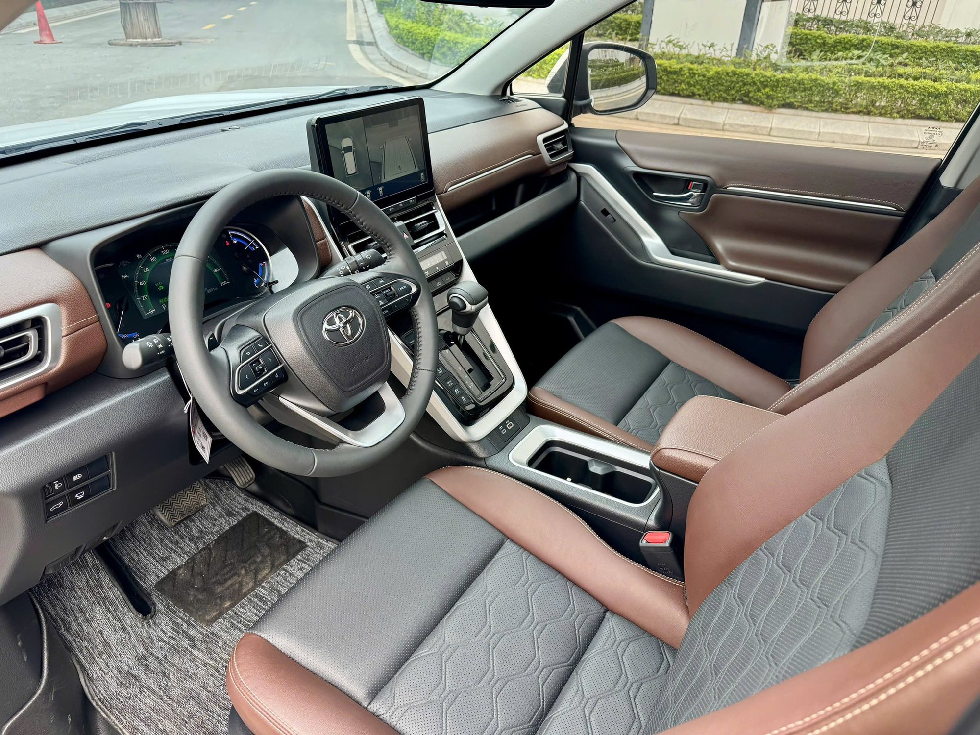 Toyota Innova Cross hybrid giảm gi&aacute; c&ograve;n 960 triệu đồng sau khi &aacute;p thuế mới: Giữ nguy&ecirc;n trang bị, rẻ hơn Custin bản 'full'- Ảnh 5.