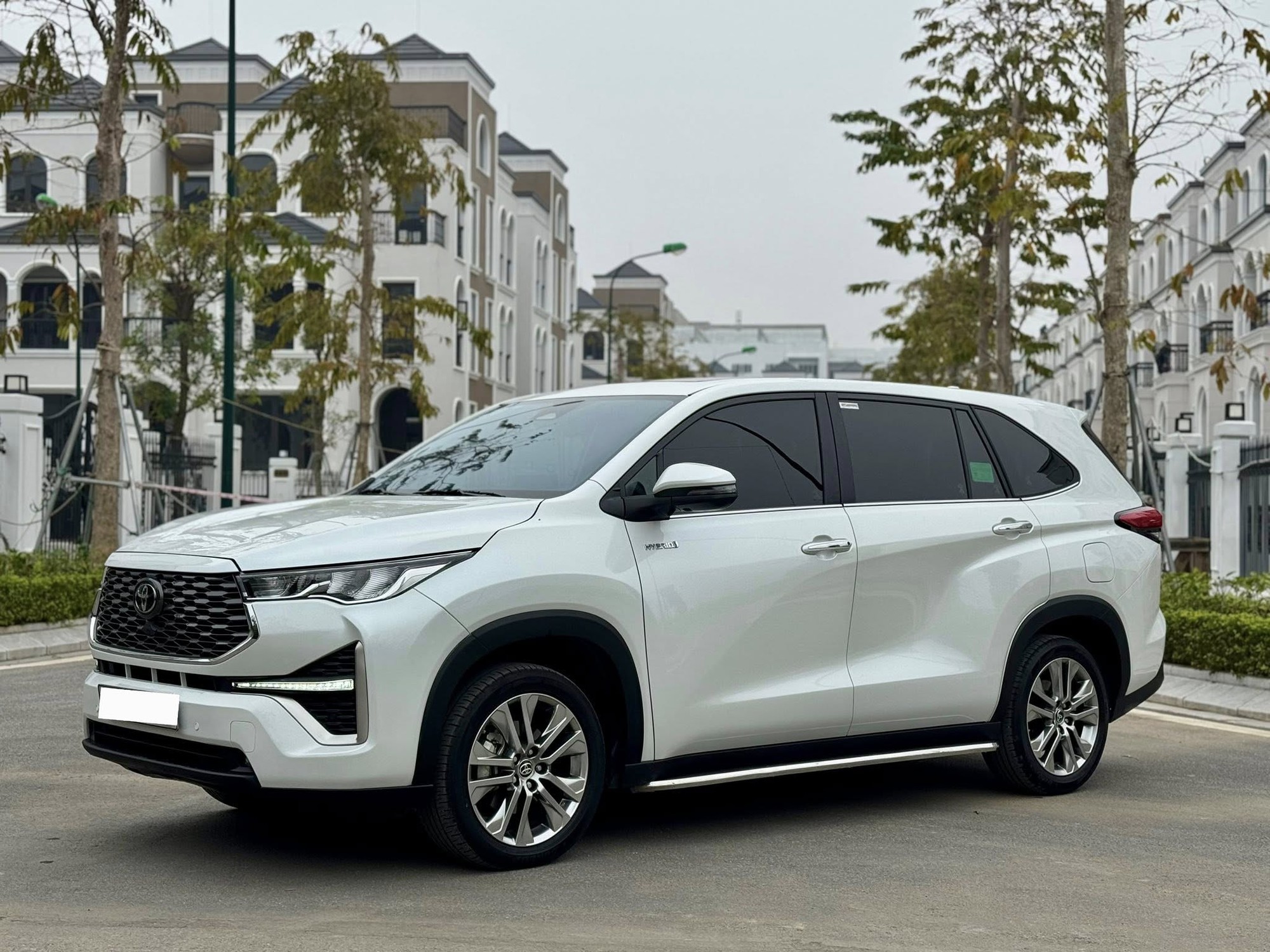 Toyota Innova Cross hybrid giảm gi&aacute; c&ograve;n 960 triệu đồng sau khi &aacute;p thuế mới: Giữ nguy&ecirc;n trang bị, rẻ hơn Custin bản 'full'- Ảnh 2.