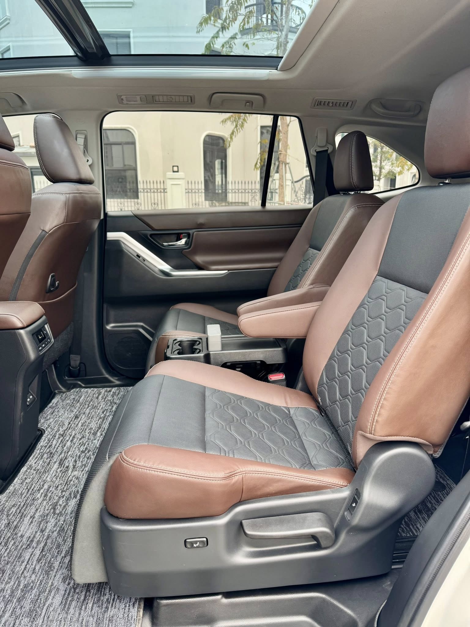 Toyota Innova Cross hybrid giảm gi&aacute; c&ograve;n 960 triệu đồng sau khi &aacute;p thuế mới: Giữ nguy&ecirc;n trang bị, rẻ hơn Custin bản 'full'- Ảnh 8.