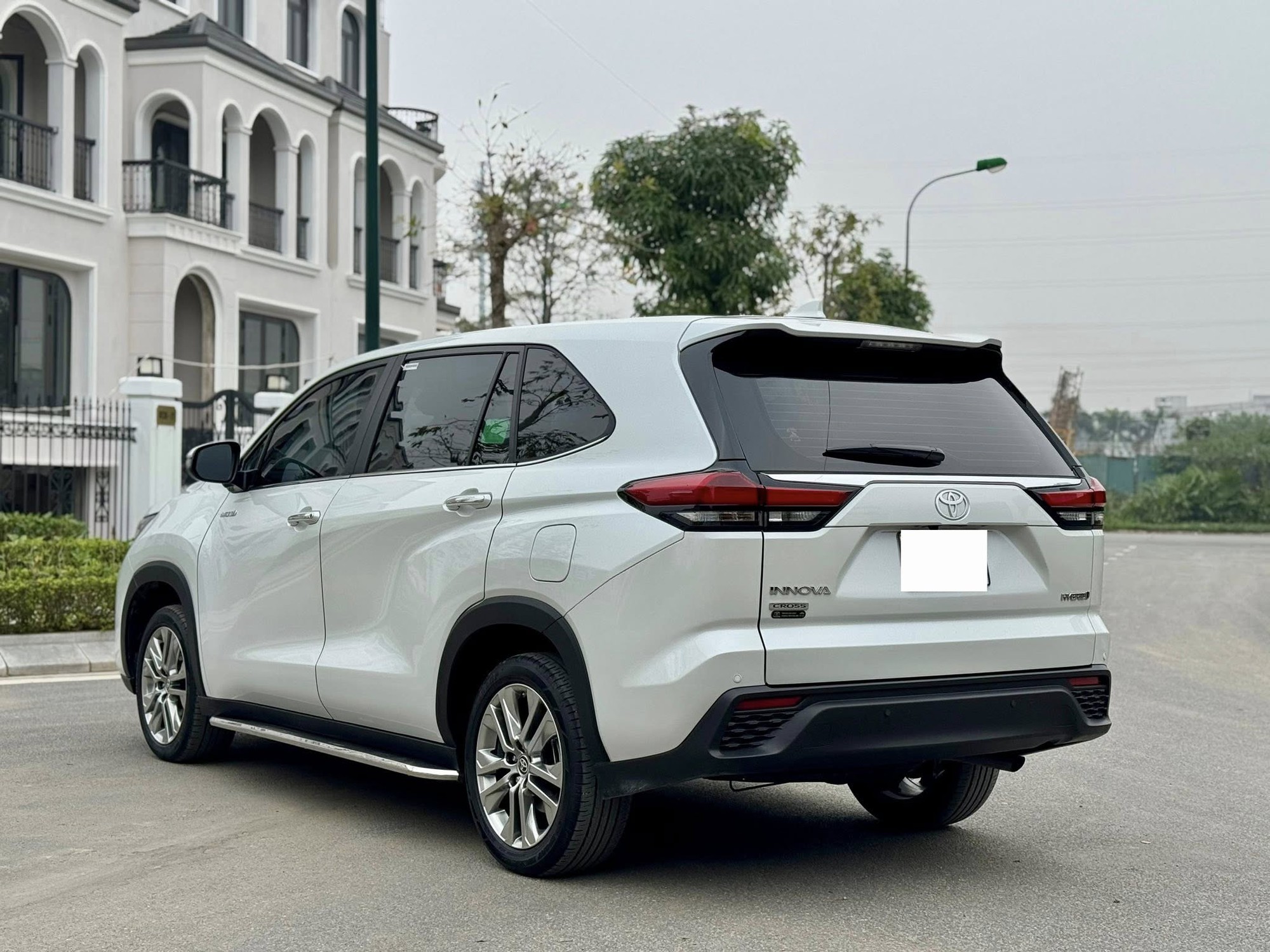 Toyota Innova Cross hybrid giảm gi&aacute; c&ograve;n 960 triệu đồng sau khi &aacute;p thuế mới: Giữ nguy&ecirc;n trang bị, rẻ hơn Custin bản 'full'- Ảnh 3.