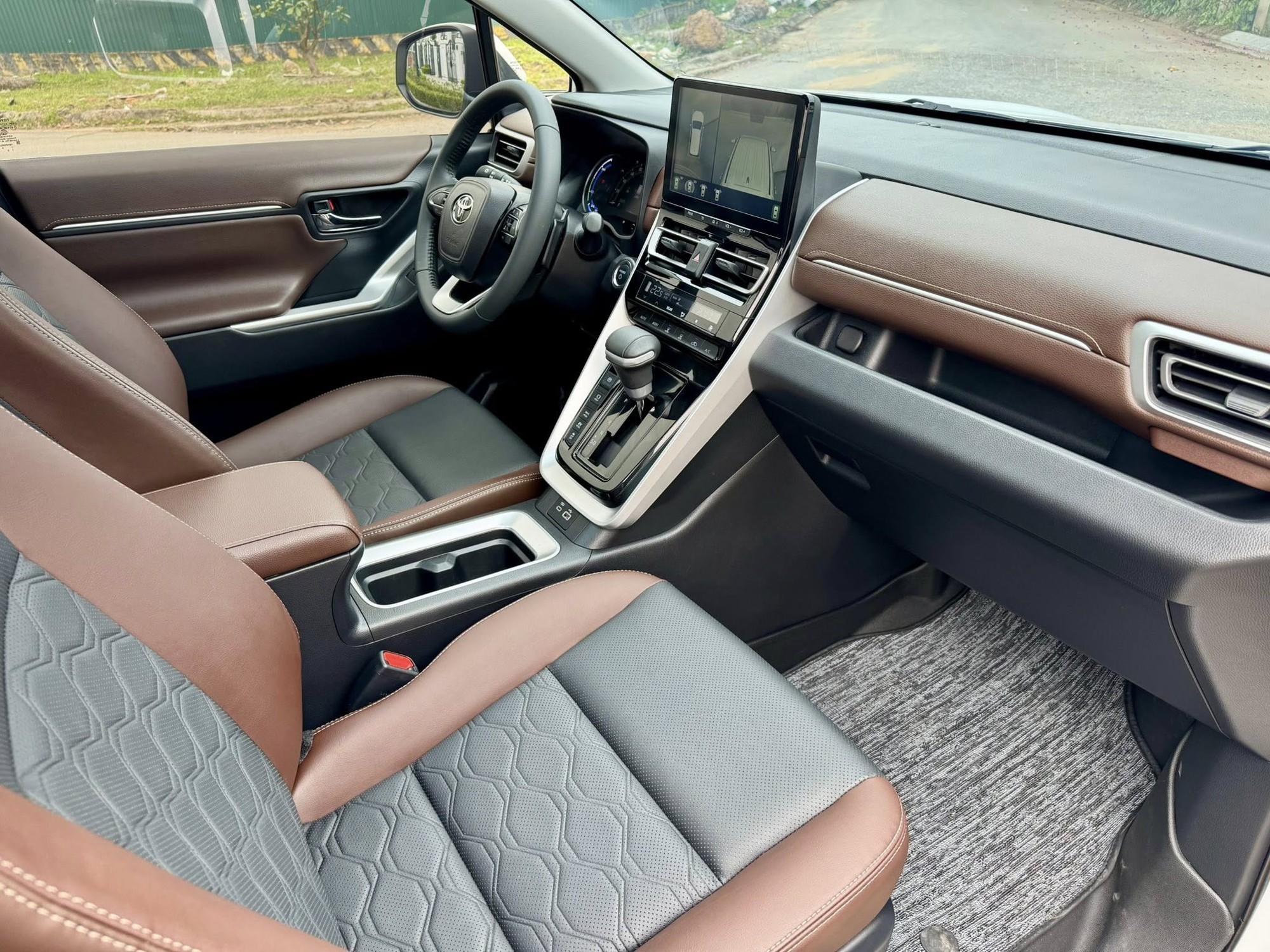 Toyota Innova Cross hybrid giảm gi&aacute; c&ograve;n 960 triệu đồng sau khi &aacute;p thuế mới: Giữ nguy&ecirc;n trang bị, rẻ hơn Custin bản 'full'- Ảnh 6.