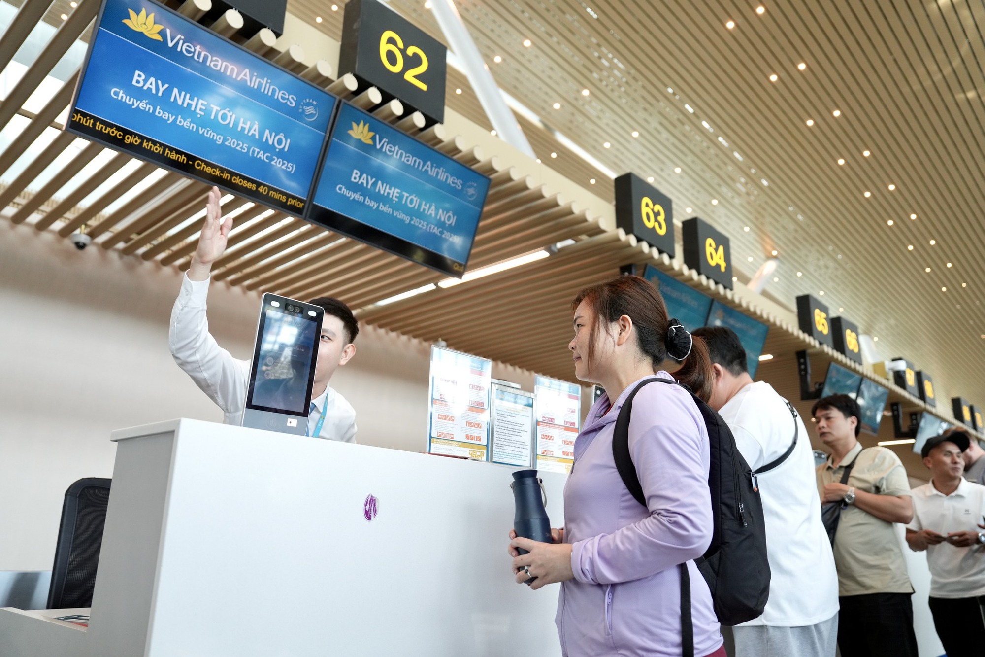 Mới nhất: Hành khách đi máy bay bị delay từ 2 tiếng trở lên sẽ được hưởng loạt đặc quyền này- Ảnh 1. Mới nhất: Hành khách đi máy bay bị delay từ 2 tiếng trở lên sẽ được hưởng loạt đặc quyền này- Ảnh 1.