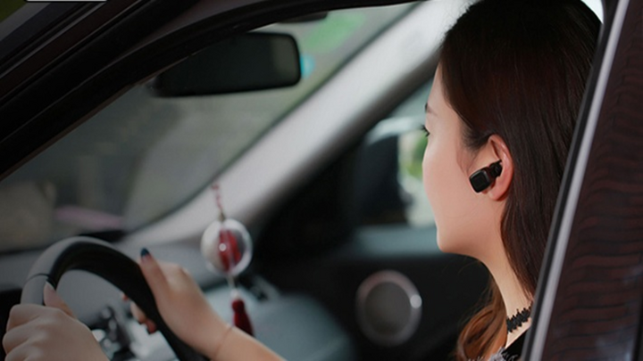 Nghe điện thoại khi l&aacute;i &ocirc; t&ocirc; bằng tai nghe c&oacute; bị xử phạt?- Ảnh 1.