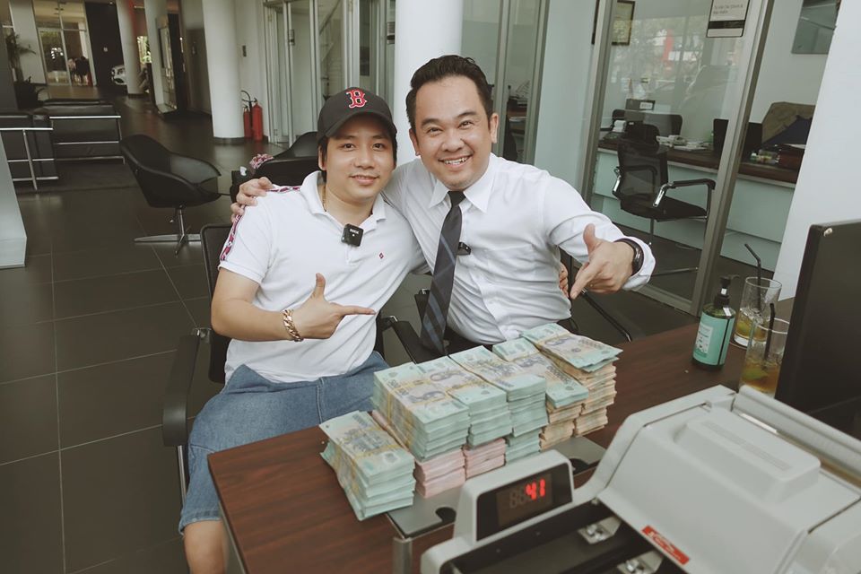 Nhìn lại dàn xe của Khoa Pug trước khi tuyên bố phá sản: Từ Camry ‘máy V6’ độc lạ tại Mỹ đến cặp đôi Mercedes-Benz hơn 4 tỷ đồng tại Việt Nam- Ảnh 3. Nhìn lại dàn xe của Khoa Pug trước khi tuyên bố phá sản: Từ Camry ‘máy V6’ độc lạ tại Mỹ đến cặp đôi Mercedes-Benz hơn 4 tỷ đồng tại Việt Nam- Ảnh 3.