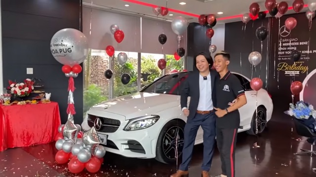 Nhìn lại dàn xe của Khoa Pug trước khi tuyên bố phá sản: Từ Camry ‘máy V6’ độc lạ tại Mỹ đến cặp đôi Mercedes-Benz hơn 4 tỷ đồng tại Việt Nam- Ảnh 4. Nhìn lại dàn xe của Khoa Pug trước khi tuyên bố phá sản: Từ Camry ‘máy V6’ độc lạ tại Mỹ đến cặp đôi Mercedes-Benz hơn 4 tỷ đồng tại Việt Nam- Ảnh 4.