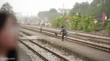 Phản ứng bất ngờ của người đàn ông khi lái tàu phanh khẩn cấp, cứu mạng mình trong tích tắc- Ảnh 1. Phản ứng bất ngờ của người đàn ông khi lái tàu phanh khẩn cấp, cứu mạng mình trong tích tắc- Ảnh 1.