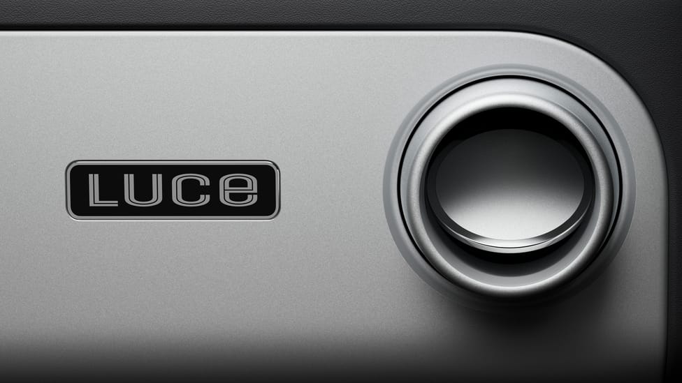 Cú bắt tay lịch sử: "Phù thủy thiết kế của Apple" Jony Ive chính thức thổi hồn vào nội thất siêu xe điện Ferrari Luce- Ảnh 12. Cú bắt tay lịch sử: