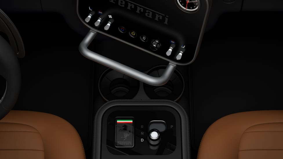 Cú bắt tay lịch sử: "Phù thủy thiết kế của Apple" Jony Ive chính thức thổi hồn vào nội thất siêu xe điện Ferrari Luce- Ảnh 2. Cú bắt tay lịch sử: