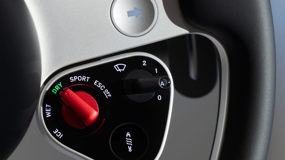 Cú bắt tay lịch sử: "Phù thủy thiết kế của Apple" Jony Ive chính thức thổi hồn vào nội thất siêu xe điện Ferrari Luce- Ảnh 9. Cú bắt tay lịch sử: