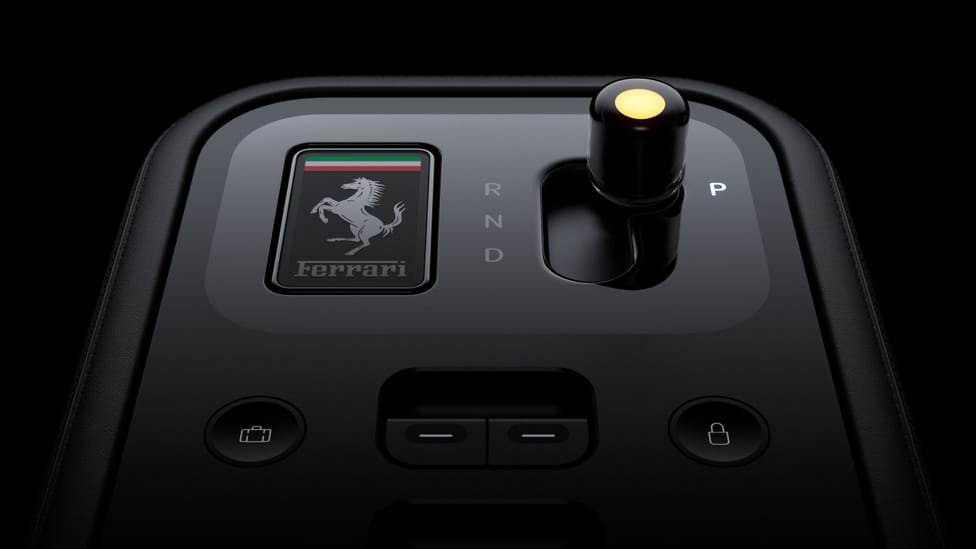 Cú bắt tay lịch sử: "Phù thủy thiết kế của Apple" Jony Ive chính thức thổi hồn vào nội thất siêu xe điện Ferrari Luce- Ảnh 10. Cú bắt tay lịch sử: