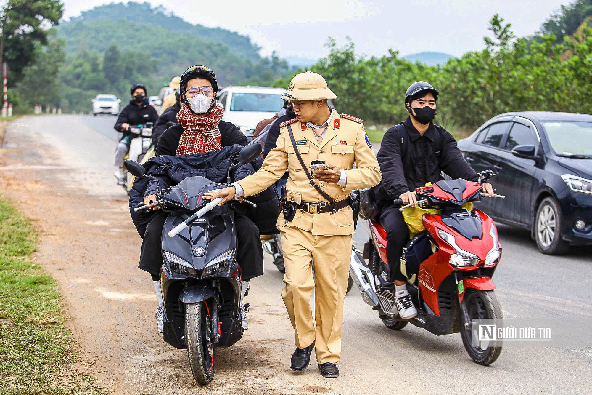 Vội về qu&ecirc; ăn Tết, nhiều t&agrave;i xế nhận giấy phạt- Ảnh 13.
