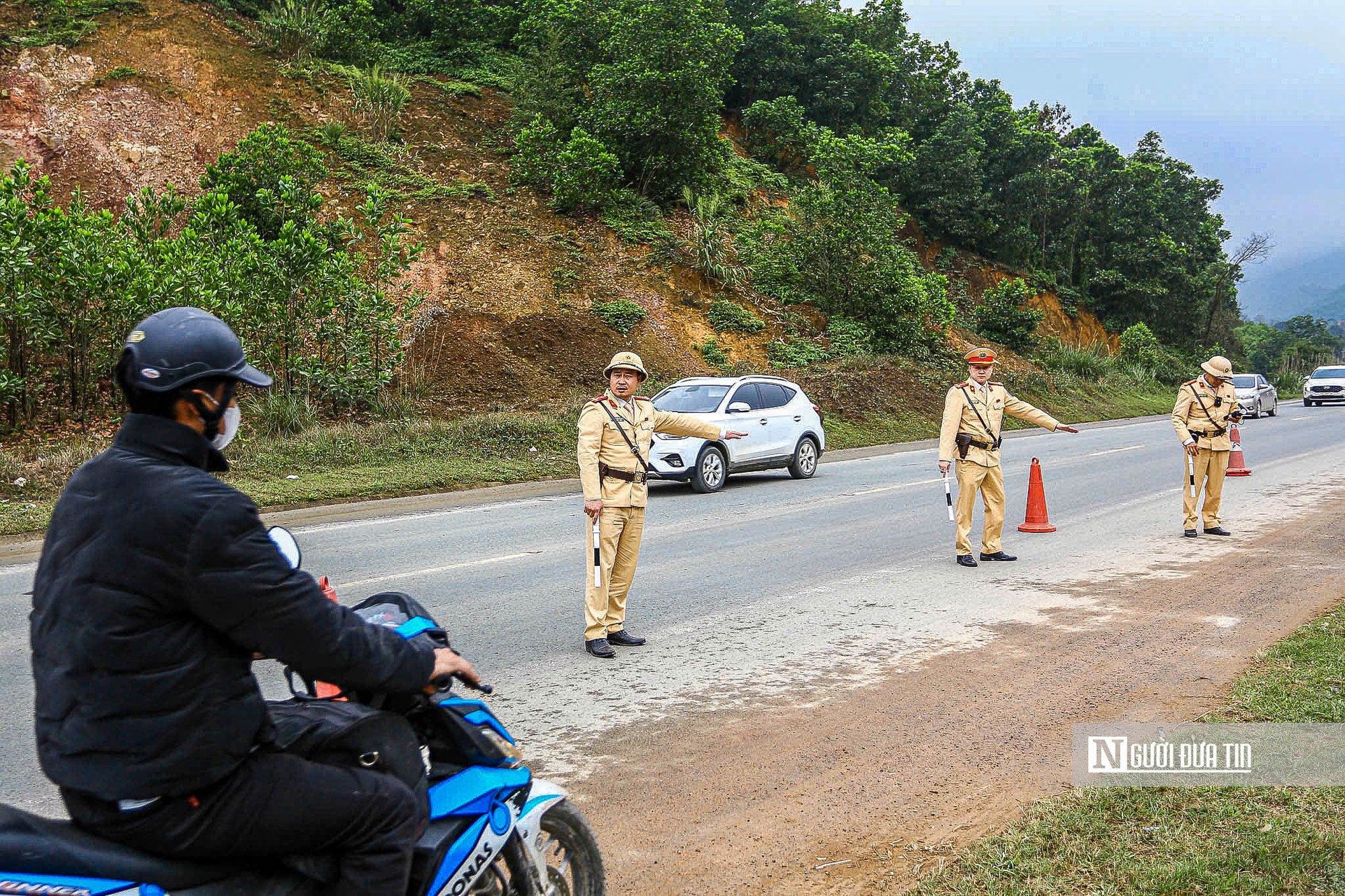 Vội về qu&ecirc; ăn Tết, nhiều t&agrave;i xế nhận giấy phạt- Ảnh 5.