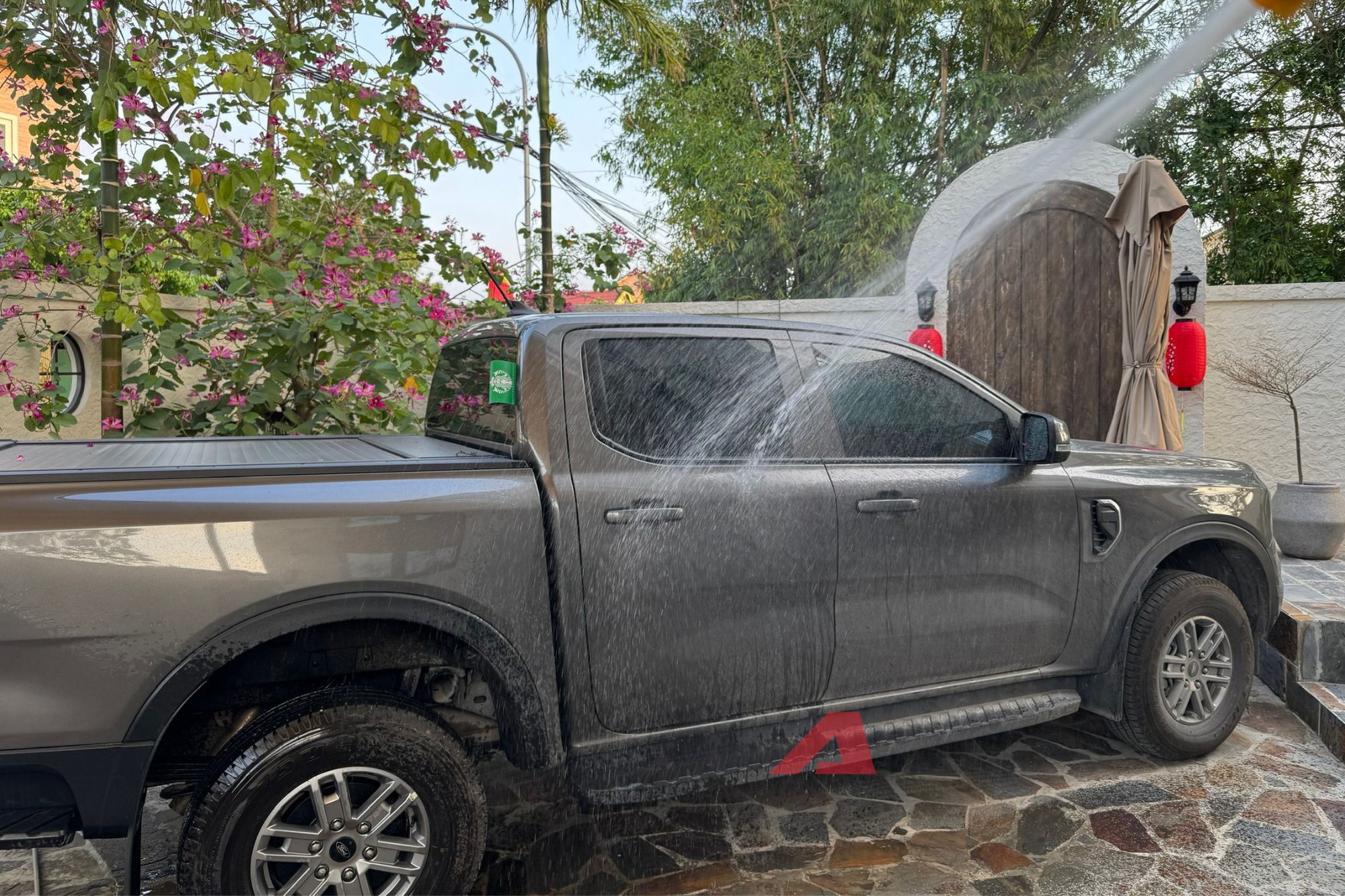 S&aacute;t Tết muốn tự rửa xe tại nh&agrave;: Chuy&ecirc;n gia chỉ c&aacute;ch để sạch, b&oacute;ng m&agrave; kh&ocirc;ng trầy xước- Ảnh 2.