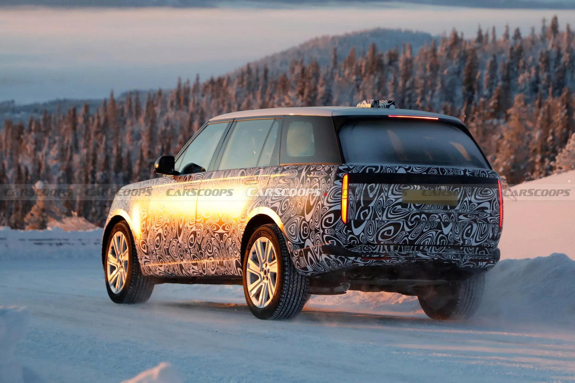Lộ ảnh Range Rover facelift trên đường thử: Đèn trước thay đổi nhẹ, dễ có bản thuần điện- Ảnh 3. Lộ ảnh Range Rover facelift trên đường thử: Đèn trước thay đổi nhẹ, dễ có bản thuần điện- Ảnh 3.