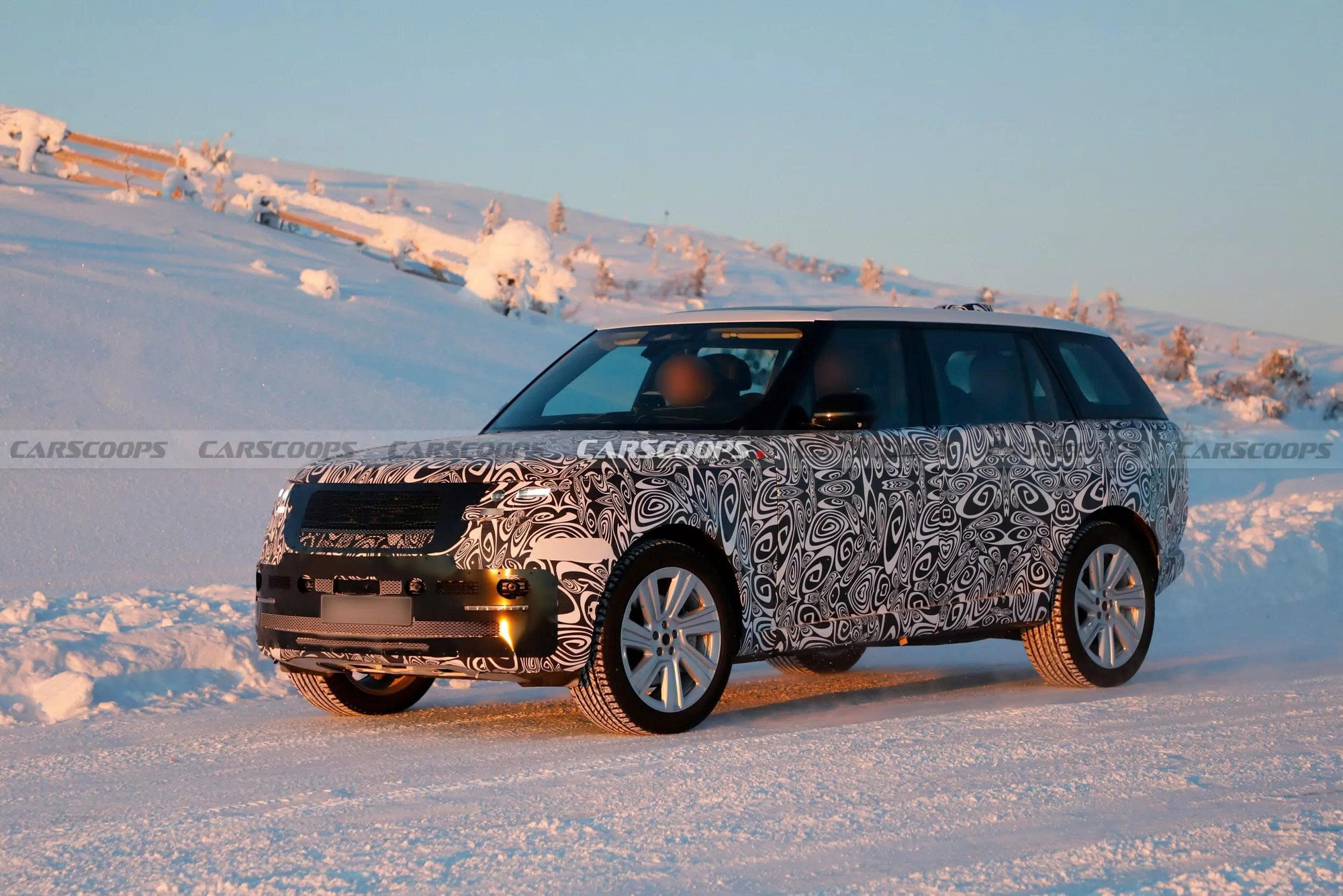 Lộ ảnh Range Rover facelift trên đường thử: Đèn trước thay đổi nhẹ, dễ có bản thuần điện- Ảnh 1. Lộ ảnh Range Rover facelift trên đường thử: Đèn trước thay đổi nhẹ, dễ có bản thuần điện- Ảnh 1.