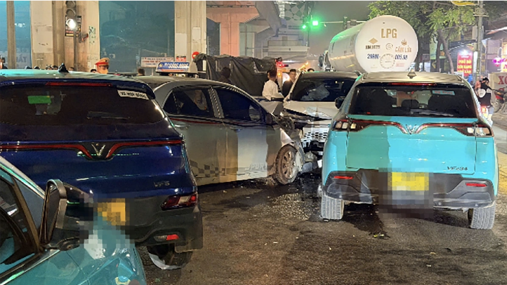 Nữ tài xế điều khiển xế hộp chạy ngược chiều, tông hàng loạt xe ô tô khác- Ảnh 2. Nữ tài xế điều khiển xế hộp chạy ngược chiều, tông hàng loạt xe ô tô khác- Ảnh 2.