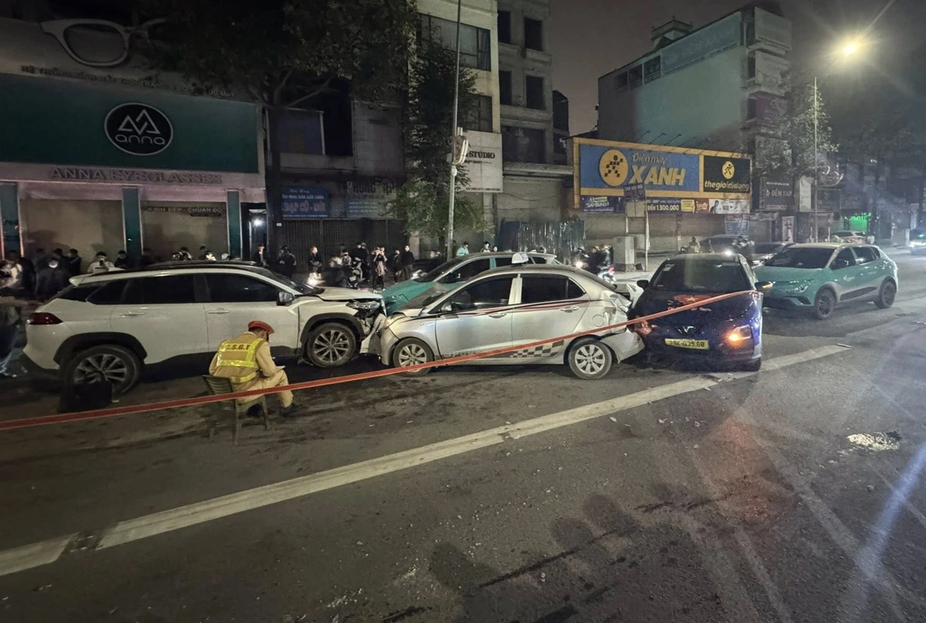 Nữ tài xế điều khiển xế hộp chạy ngược chiều, tông hàng loạt xe ô tô khác- Ảnh 1. Nữ tài xế điều khiển xế hộp chạy ngược chiều, tông hàng loạt xe ô tô khác- Ảnh 1.