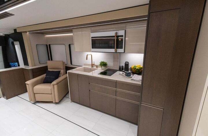 Kh&aacute;m ph&aacute; nh&agrave; di động Loki Prevost sang trọng, gi&aacute; 54 tỷ đồng- Ảnh 7.