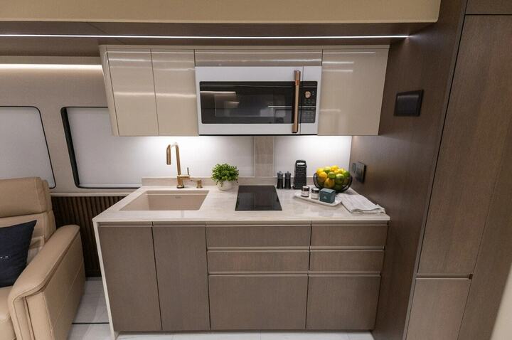 Kh&aacute;m ph&aacute; nh&agrave; di động Loki Prevost sang trọng, gi&aacute; 54 tỷ đồng- Ảnh 8.