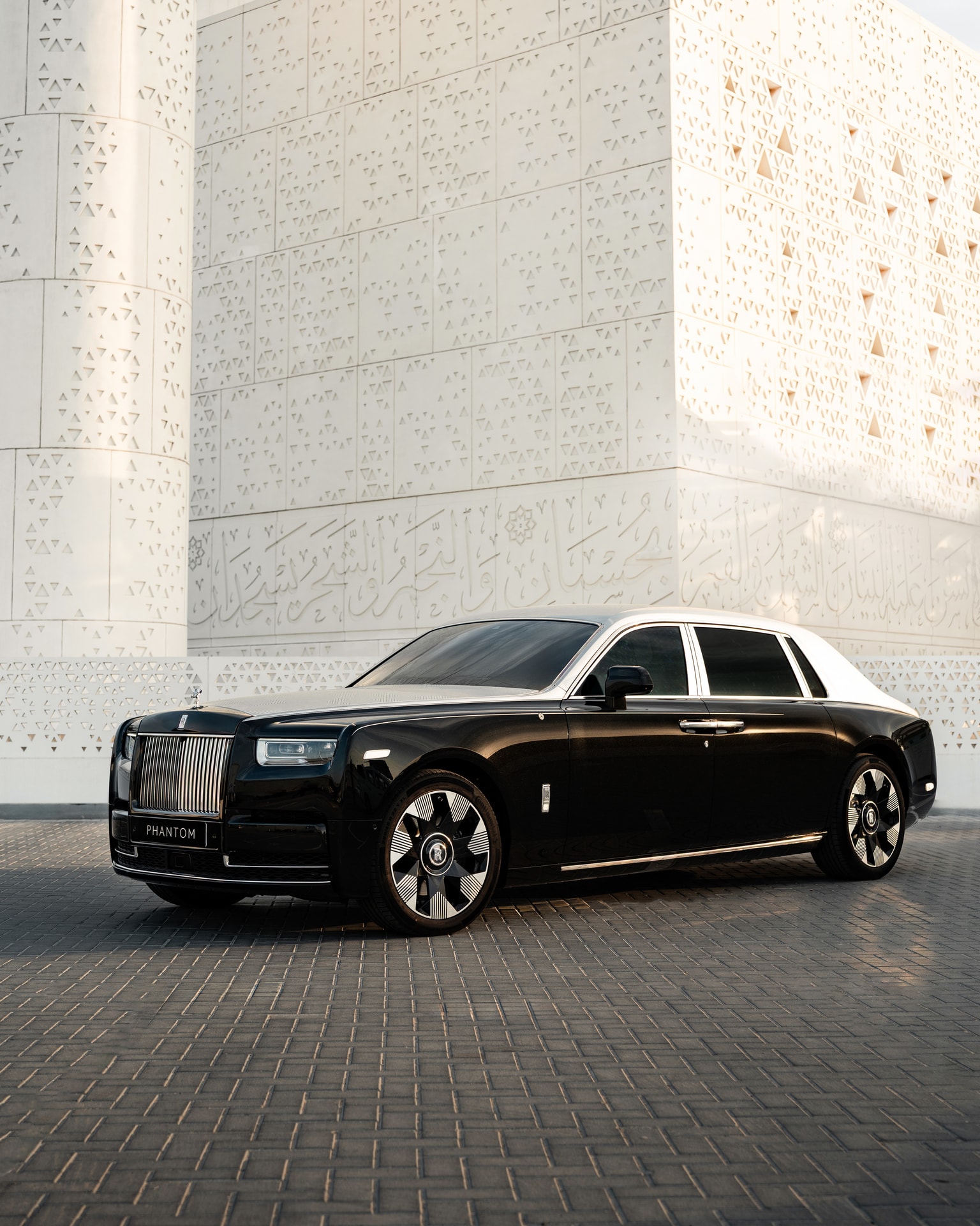 Rolls-Royce Phantom c&oacute; bản khắc laser độc nhất thế giới: Hoạ tiết c&oacute; thể g&acirc;y hoa mắt, độ s&acirc;u vết khắc d&agrave;y gần gấp đ&ocirc;i tờ tiền- Ảnh 1.