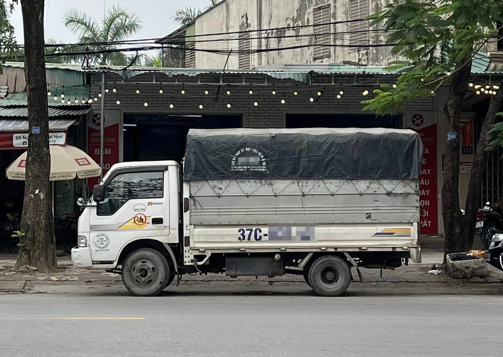 Đỗ xe tải chắn cửa h&agrave;ng, chủ nh&agrave; tung chi&ecirc;u &ldquo;cực gắt&rdquo;: 25 Tết vẫn chưa ng&atilde; ngũ, c&ocirc;ng an n&oacute;i l&yacute; do kh&ocirc;ng thể xử phạt- Ảnh 2.