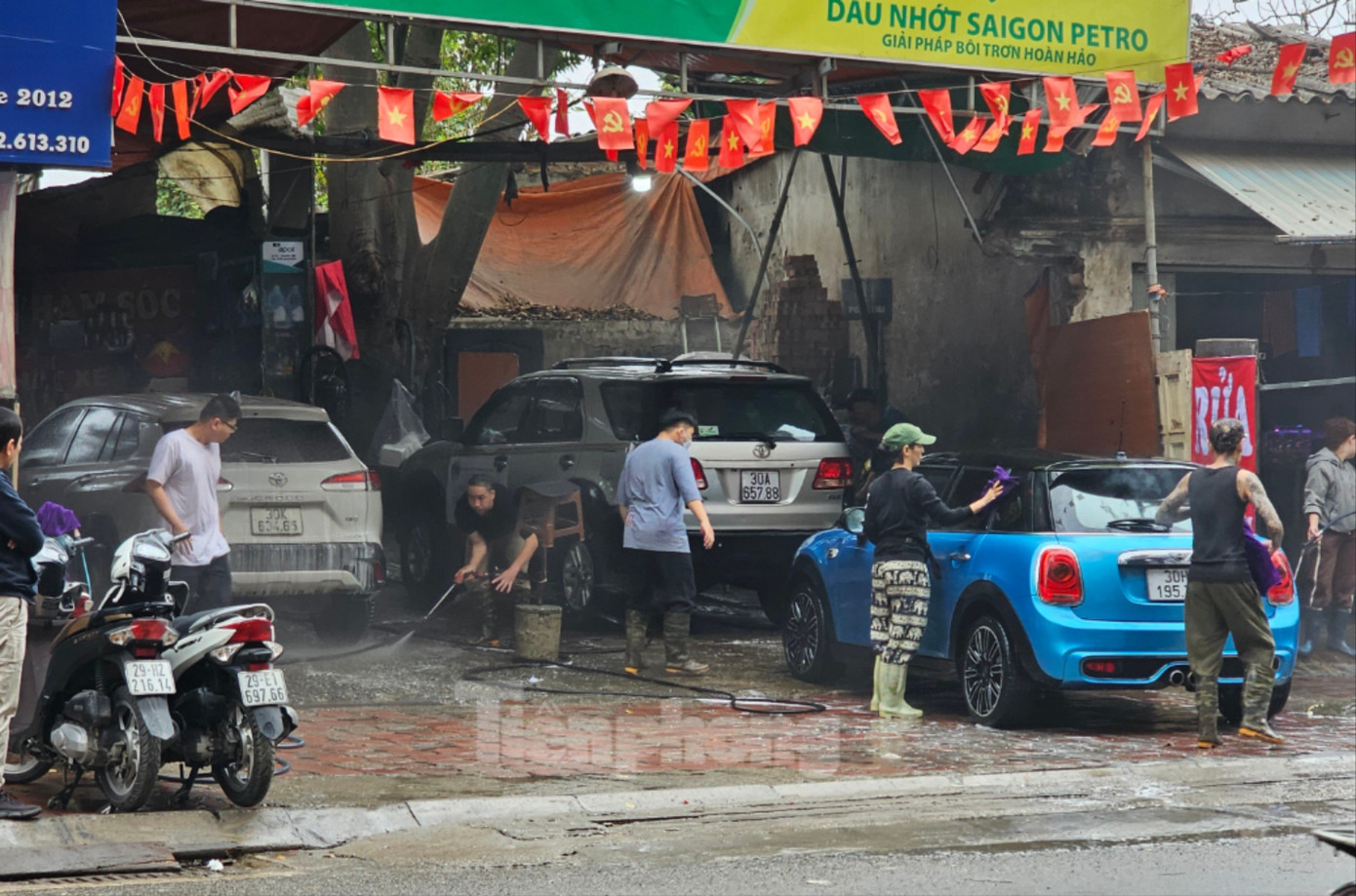 Dịch vụ rửa xe 'hốt bạc' dịp Tết- Ảnh 1.