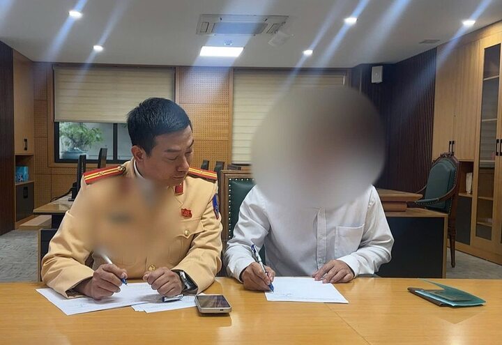 Phạt 23 triệu đồng t&agrave;i xế &ocirc; t&ocirc; buộc c&agrave;nh đ&agrave;o che lấp biển số- Ảnh 1.