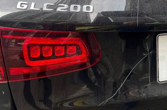 Th&ocirc;ng tin mới vụ xe Mercedes bị c&agrave;o xước, bẻ gương, đập k&iacute;nh khi đỗ trước trung t&acirc;m tiếng Anh- Ảnh 2.