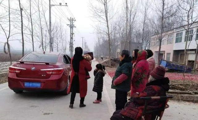 Về qu&ecirc; ăn Tết, vợ lu&ocirc;n chọn đi xe cũ, kh&ocirc;ng mang qu&agrave; c&aacute;p: Su&yacute;t c&atilde;i v&atilde; cho đến khi chồng ph&aacute;t hiện sự thật- Ảnh 1.