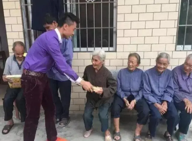 Về qu&ecirc; ăn Tết, vợ lu&ocirc;n chọn đi xe cũ, kh&ocirc;ng mang qu&agrave; c&aacute;p: Su&yacute;t c&atilde;i v&atilde; cho đến khi chồng ph&aacute;t hiện sự thật- Ảnh 2.