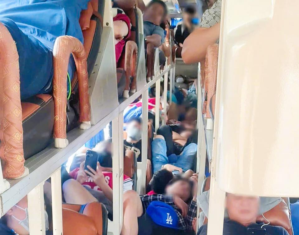 Cảnh tượng nghẹt thở tr&ecirc;n chuyến xe kh&aacute;ch ng&agrave;y Tết, t&agrave;i xế "bay" ng&agrave;y gần 70 triệu đồng- Ảnh 1.